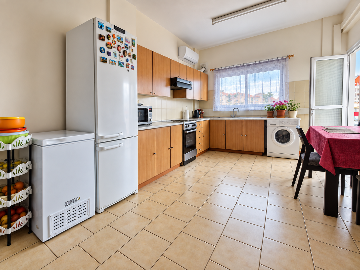 Spacious 3 Bedroom Apartment Mesa Geitonia for Sale