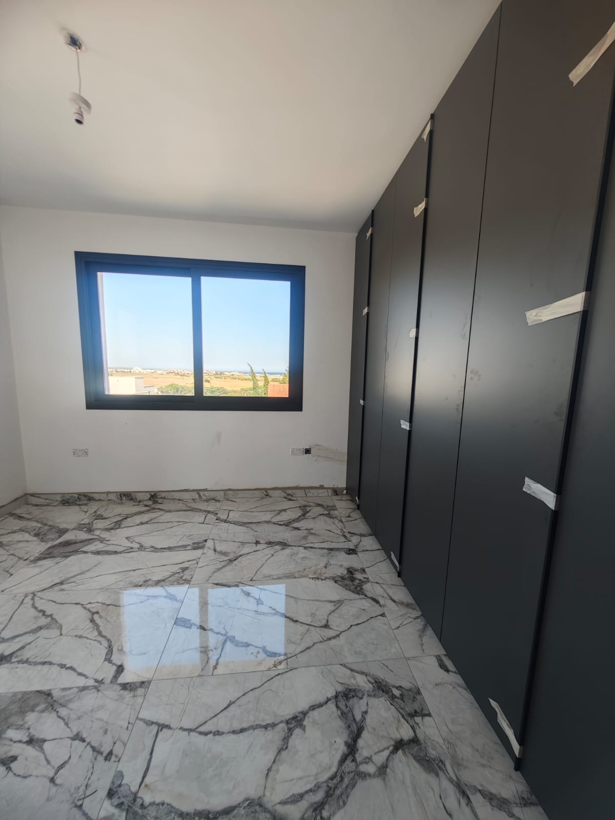 Modern 2-Bedroom Apartment with Roof Garden in Livadia