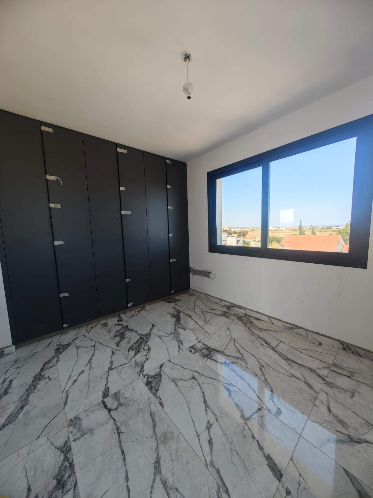 Modern 2-Bedroom Apartment with Roof Garden in Livadia