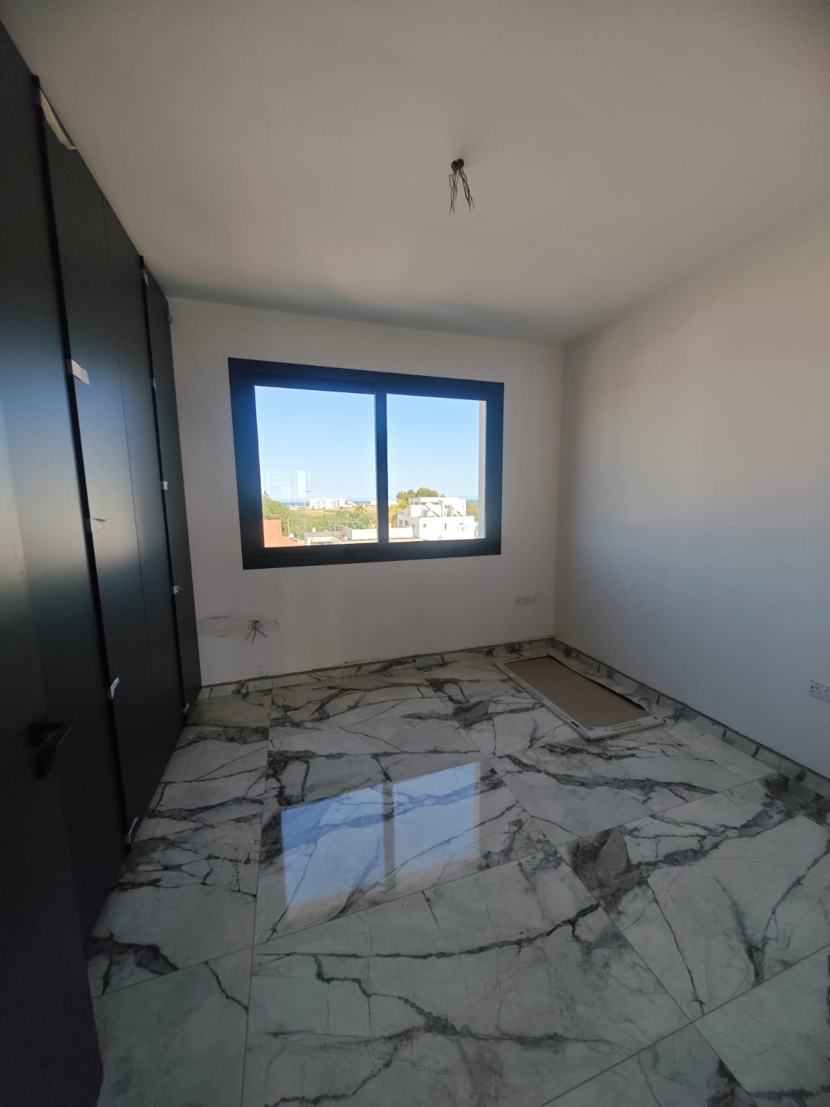 Modern 2-Bedroom Apartment with Roof Garden in Livadia