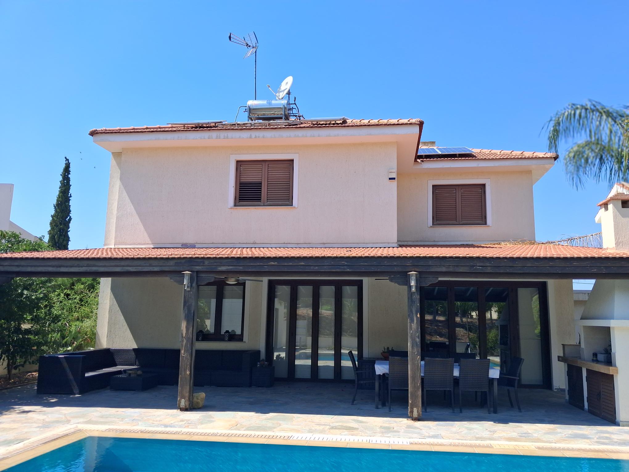 Spacious Detached house with a Private Pool for sale