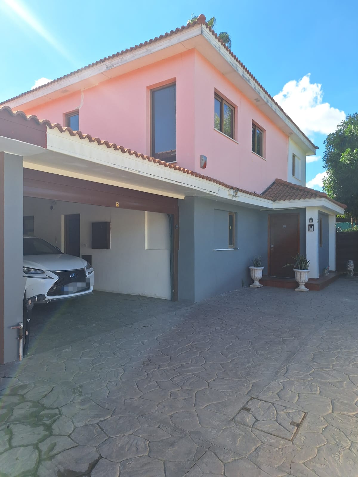 HOUSE FOR SALE IN ALAMPRA