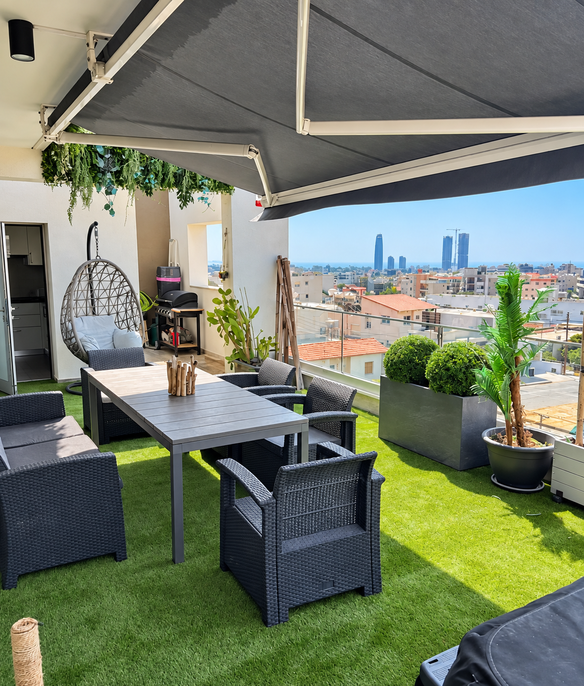 For Sale , 3-Bedroom Penthouse in Mesa Geitonia , Limassol 