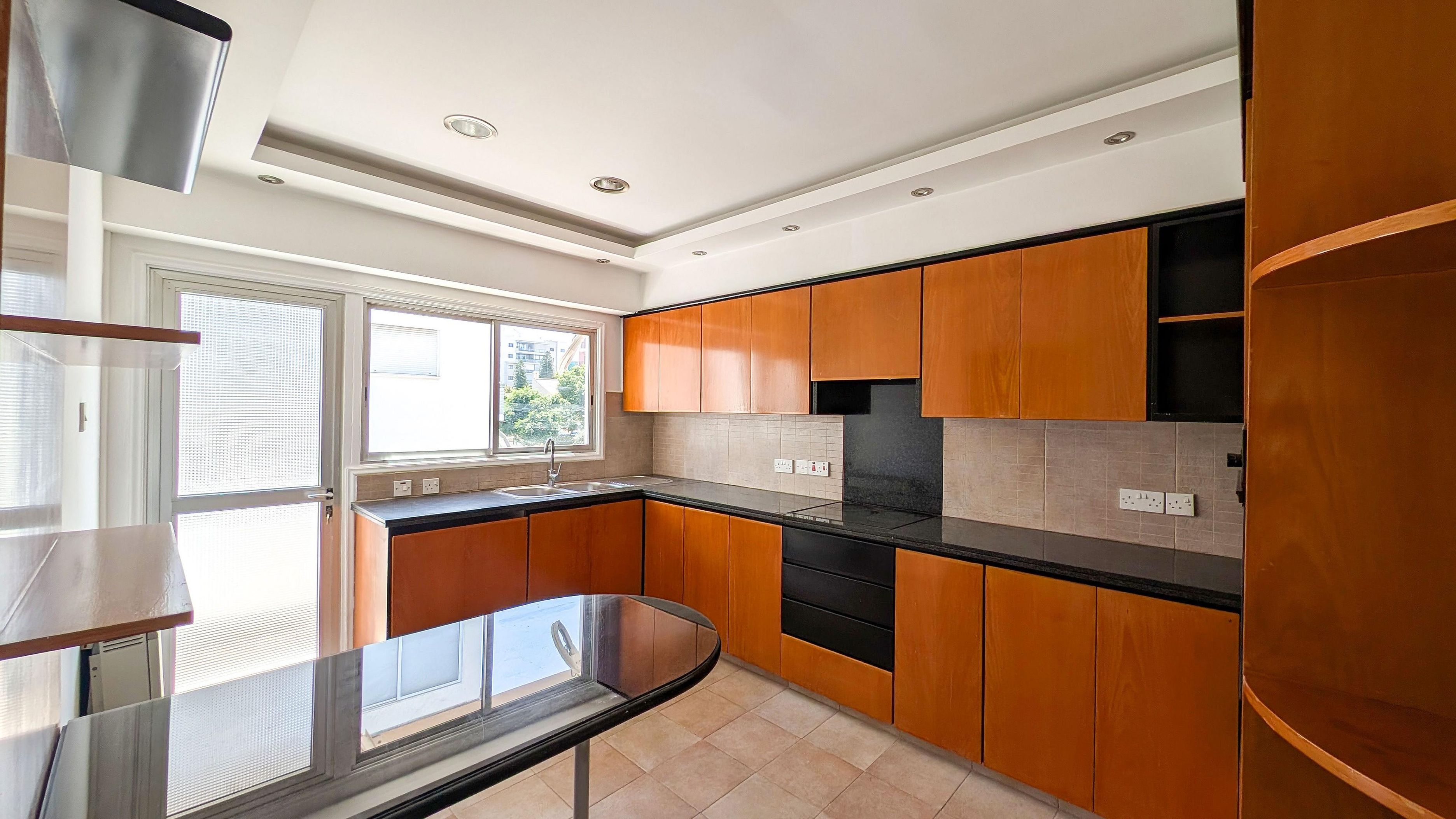 Three Bedroom Apartment in Agioi Omologites