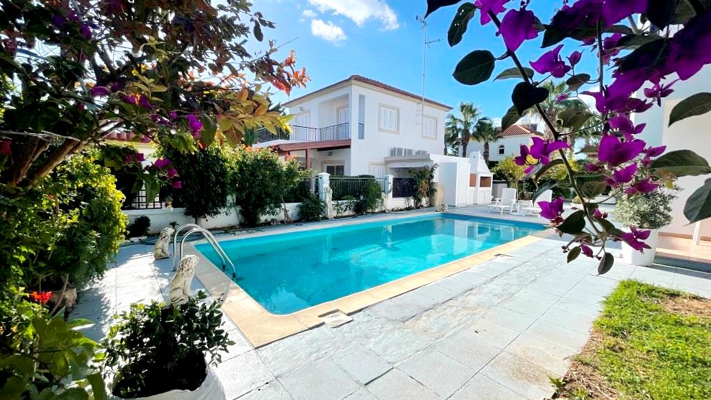 Three Bedroom House with Private Pool Close to the Beach, Pervolia