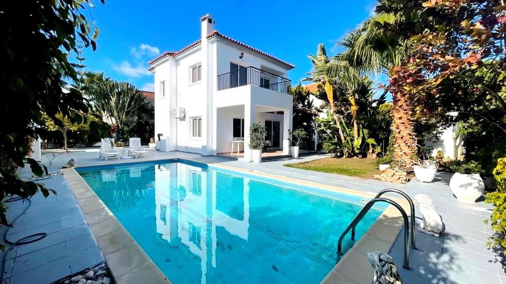 Three Bedroom House with Private Pool Close to the Beach, Pervolia