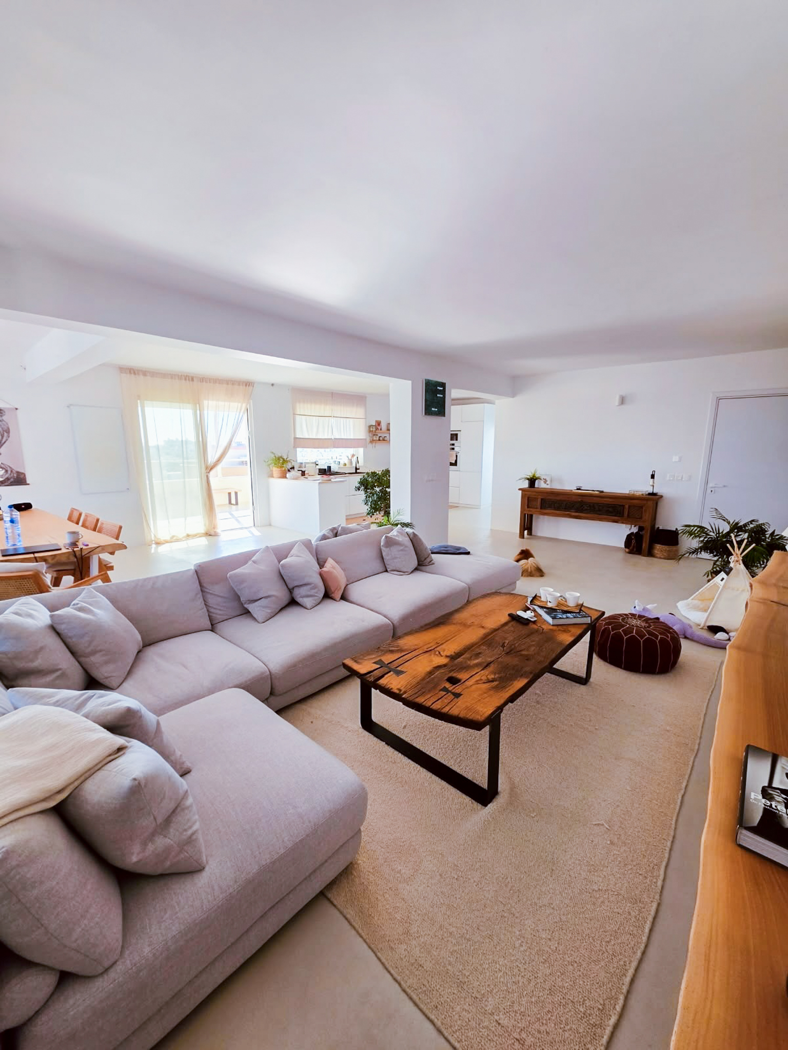 Luxury Top-Floor Apartment with Sea and Mountain Views In Larnaca