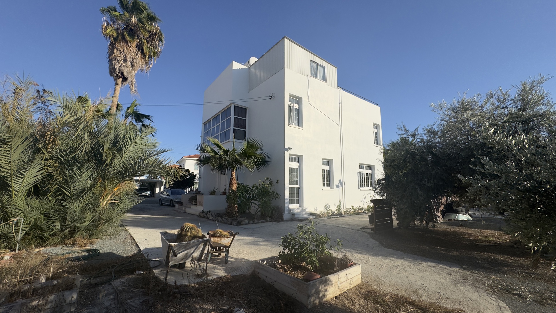 Detached 4 Bedroom House on 1988sqm plot