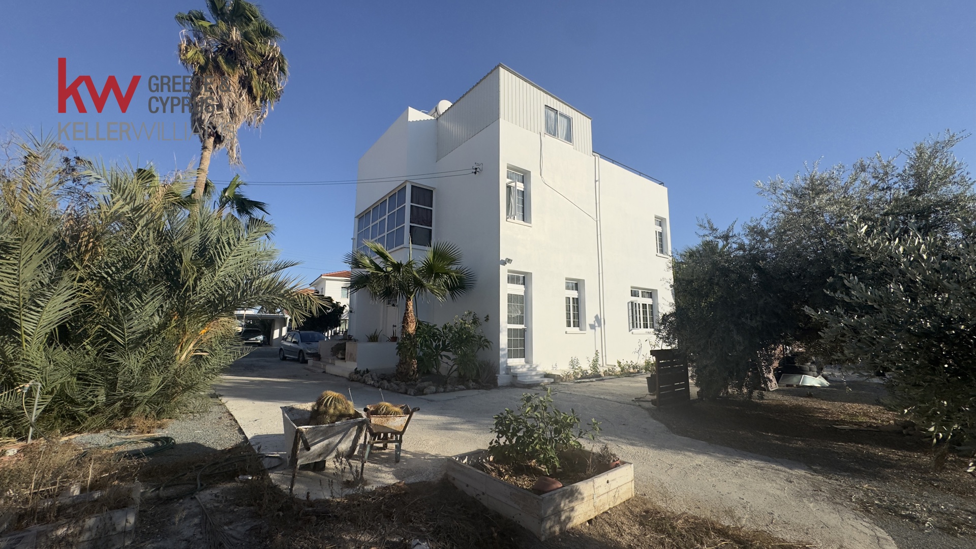 Detached 4 Bedroom House on 1988sqm plot