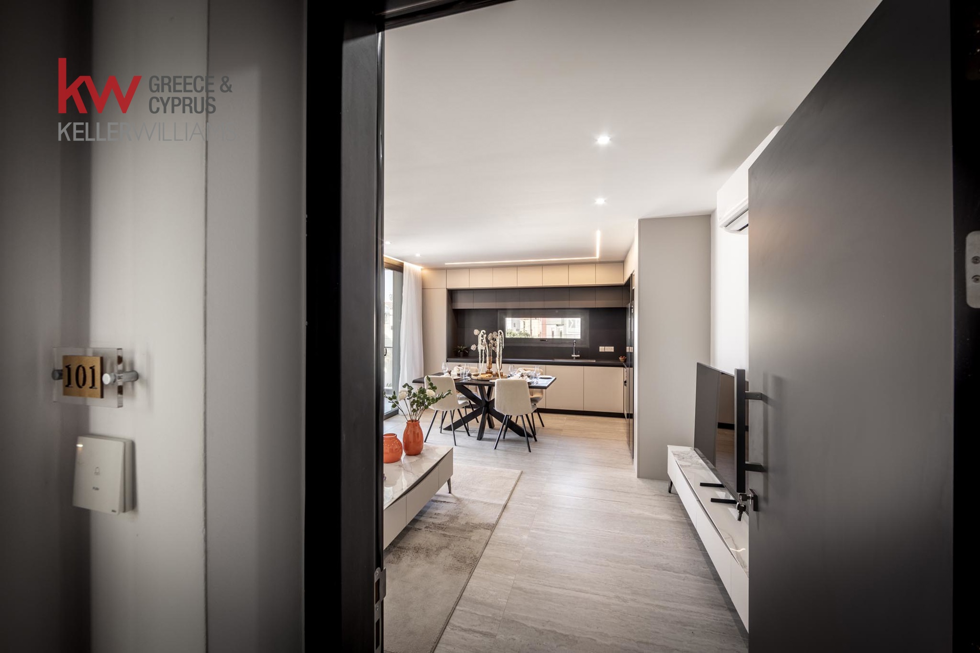 Luxury Fully Furnished 2-Bedroom Apartment with Expansive Veranda in Central Larnaca