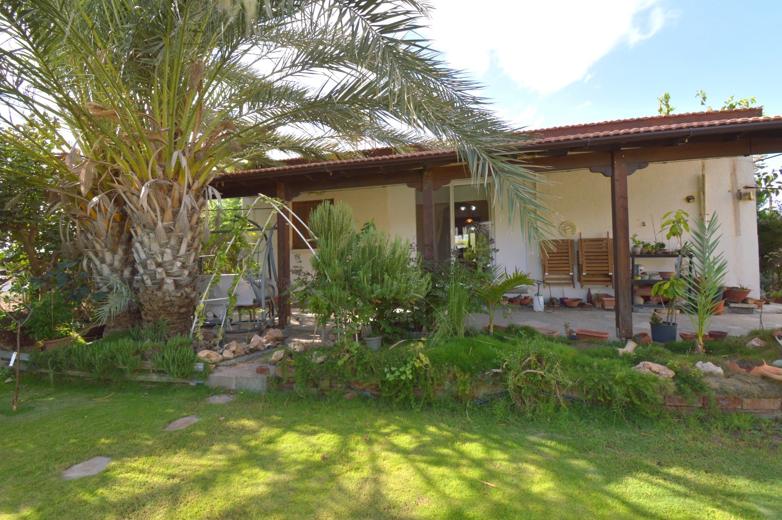 Bungalow for sale in Meneou on 700m2 plot