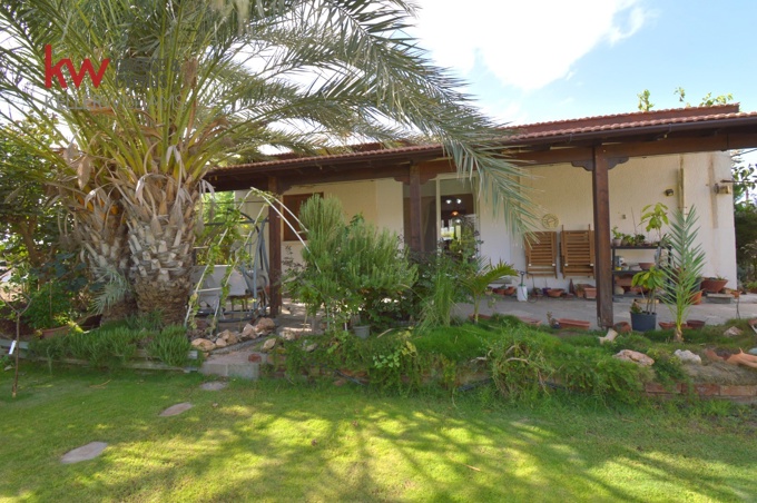 Bungalow for sale in Meneou on 700m2 plot