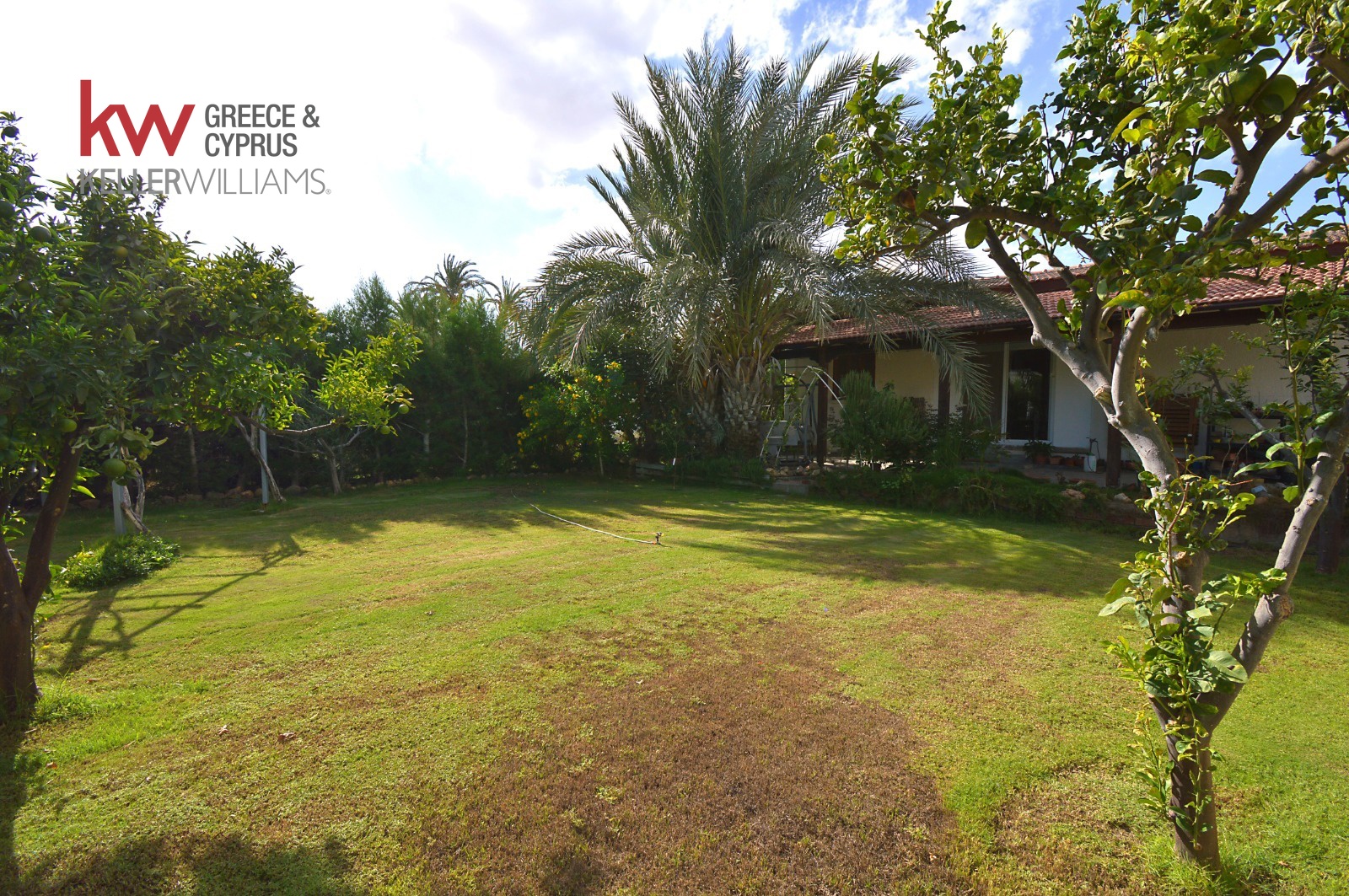 Bungalow for sale in Meneou on 700m2 plot