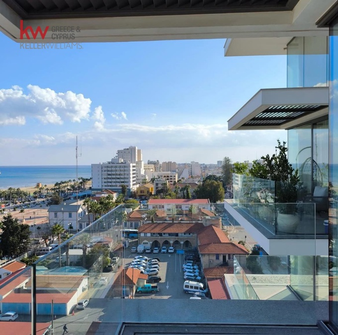 Luxurious Three Bedroom Penthouse in Larnaca City Center